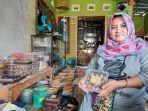 Owner-Yana-Cake-Sulasniwati-menunjukkan-aneka-kue-kering-yang-diproduksinya-menjelang-hari-raya.jpg
