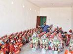 PESANAN-HAMPERS-Bryan-Bimantoro-menunjukkan-hampers.jpg