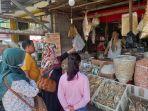 Pedagang-ikan-asin-sedang-melayani-pembeli-di-Pasar-Pembangunan-Pangkalpinang-Kamis-55.jpg