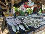 Pedagang-menjajakan-ikan-segar-di-lapak-Kamis-55.jpg