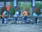 Pegawai-Pemkab-Bangka-melaksanakan-kerja-bakti-Jumat-Bersih-di-kawasan-Pasar-Inpres-Sungailiat.jpg