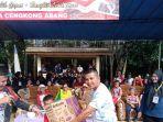Pembagian-hadiah-kepada-warga-yang-ikut-serta-dalam-perlombaan-perayaan-HUT-RI.jpg