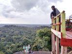 Pengunjung-saat-berada-di-destinasi-wisata-Hkm-Bukit-Peramun-di-Desa-Air-Selumar-Belitung.jpg