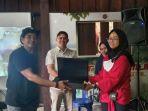 Penyerahan-bantuan-peralatan-digital-kepada-Arsel-Community-pengelola-Bukit-Peramun.jpg