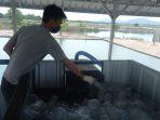 Petugas-saat-melakukan-pencacahan-sampah-plastik-di-lokasi-usaha-milik-Defri-Kamis-74.jpg