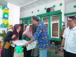 Pj-Gubernur-Babel-Ridwan-Djamaluddin-menyerahkan-simbolis-kartu-BPJS-Ketenagakerjaan.jpg
