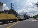 Puluhan-truk-dan-bus-mengantre-di-ruas-Jalan-Gaparman-dan-Jalan-Jenderal-Sudirman.jpg