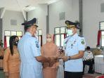 Romiwin-Hutasoit-menyerahkan-jabatan-Kalapas-Kelas-IIB-Tanjungpandan-kepada-Mahendera-Sulaksana.jpg