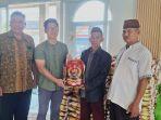 SERAHKAN-BANTUAN-Wakil-Direktur-PT-Duta-Putra-Lexindo.jpg