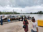 Sejumlah-penumpang-yang-turun-dari-Kapal-Sabuk-Nusantara-I-di-Pelabuhan-ASDP-Manggar.jpg