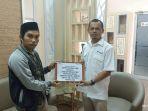 Sekretaris-Masjid-Darul-Abror-Sandali-saat-menerima-bantuan-dari-PT-Timah.jpg