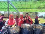 Staf-Puskesmas-Manggar-saat-mengumpulkan-sejumlah-karung-besar-berisi-sampah.jpg