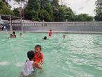 Suasana-kolam-renang-di-Pemandian-Suci-Indah-yang-dipenuhi-anak-anak-bermain-air-Rabu-45.jpg
