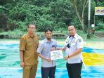 Tim-CSR-PT-Timah-Tbk-saat-menyerahkan-bantuan-CSR-kepada-Ketua-Panitia-Fani-Hendra-Saputra.jpg