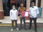 Tim-Kuasa-hukum-dua-calon-Kades-Buku-Limau-menunjukkan-surat-gugatan.jpg