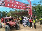 Wakil-Bupati-Belitung-Isyak-Meirobie-mengibar-bendera-start-pembukaan-Tebalu-Belitung-Offroad-2022.jpg