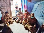 Wakil-Bupati-Belitung-Isyak-Meirobie-saat-mendatangi-rumah-dan-memberikan-semangat-untuk-Cantika.jpg
