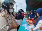 Warga-antre-minyak-goreng-saat-operasi-pasar-yang-digelar-di-Terminal-Lama-Selindung-Pangkalpinang.jpg