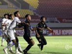 pemain-arema-fc-dan-psis-semarang-berjibaku-berebut-bola-di-area-kotak-penalti-arema-fc.jpg