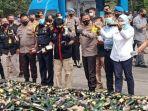 pemusnahan-minuman-keras-digelar-di-mapolda-jabar.jpg