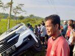 warga-berkerumun-melihat-mobil-yang-digunakan-untuk-mencuri-ternak-sapi.jpg