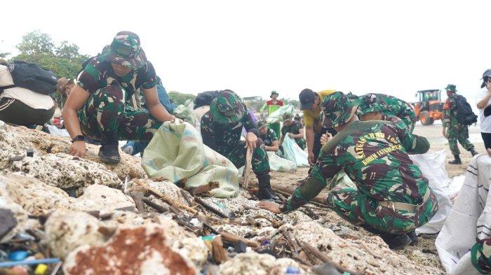 2.115 Orang Bersihkan Pantai Kuta Bali, Kodam IX/Udayana Terjunkan Ratusan Prajuritnya