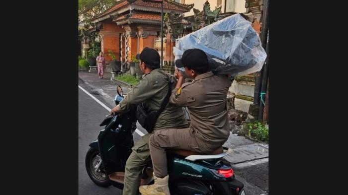Petugas Satpol PP Kota Denpasar saat melalukan penyitaan sound system ketika pengarakan ogoh-ogoh. 9 Sound System Diamankan Dari Pengarakan Ogoh-ogoh Di Denpasar Bali, Akan Buatkan Surat Pernyataan