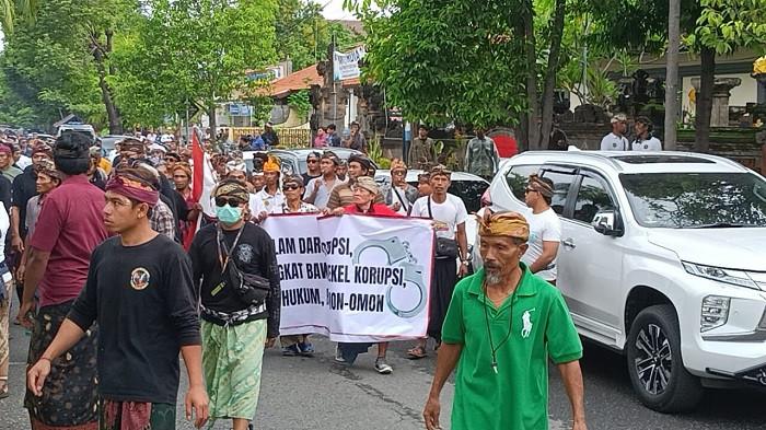AKSI MASSA - Masyarakat Desa Sudaji, Kecamatan Sawan saat mendatangi Kantor Kejaksaan Negeri Buleleng, Selasa (16/12)