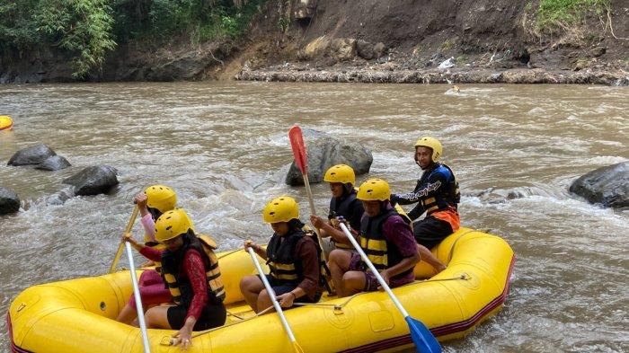Rangkaian Acara Kebaya Goes to Unesco di Badung, Wanita Rafting Sambil Berkebaya