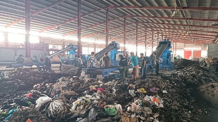 PENGOLAHAN SAMPAH - Aktivitas pengolahan sampah di PDU Kesiman Kertalangu Denpasar, Sabtu 13 Desember 2025.