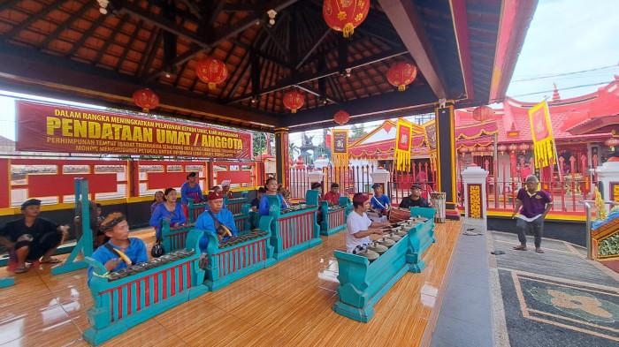 Akulturasi budaya - Sekaa Gong Taman Sari saat menabuh gamelan mengiringi ritual persembahyangan tahun baru Imlek di Klenteng Ling Gwan Kiong, kawasan Pelabuhan Tua Singaraja, Selasa (17/2/2026).