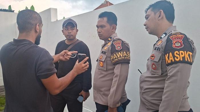 TINDAK LANJUT - Anggota Polsek Kuta Utara saat mendatangi sebuah villa di Jalan Tanah Barak, Desa Canggu, Kecamatan Kuta Utara, Kabupaten Badung untuk menindaklanjuti laporan, pada Senin 6 Oktober 2025