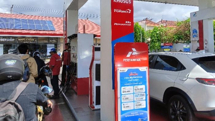 Antrean di jalur Pertamax dan Pertamax Turbo yang ada di SPBU 51.801.30 tetapi stok Pertamax kosong.(Tribun Bali/Zaenal Nur Arifin)