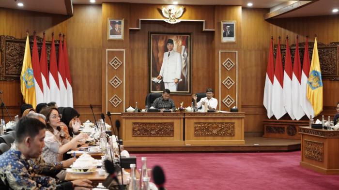 Gubernur Bali, Wayan Koster, menerima Badan Kerja Sama Antar Parlemen (BKSAP) DPR RI yang melakukan kunjungan kerja ke Bali, Kamis (23/10), di Gedung Sabha, Jayasabha, Denpasar.