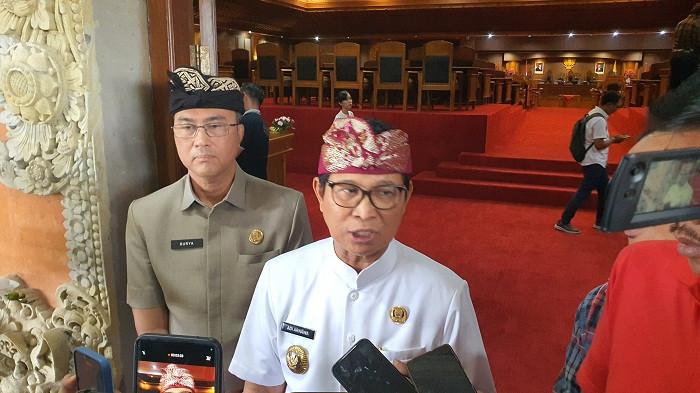 Bupati Badung I Wayan Adi Arnawa saat memberikan pernyataan kepada awak jurnalis
