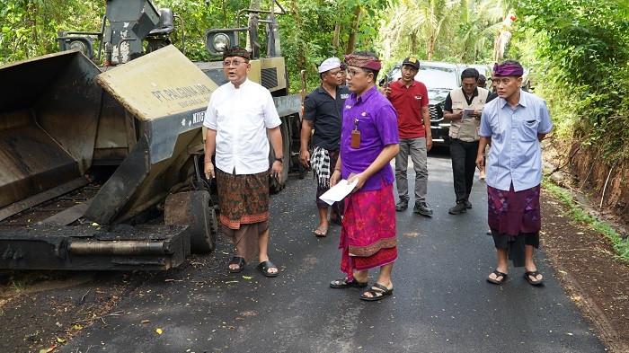Bupati Buleleng Janji Lanjutkan Peningkatan Jalan hingga ke Jalan Pulau Menjangan