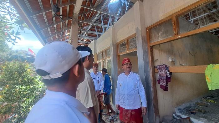 SISWA Belajar Sementara di Selasar, Ruang Kelas SDN 2 Liligundi Buleleng Direhab karena Rusak!