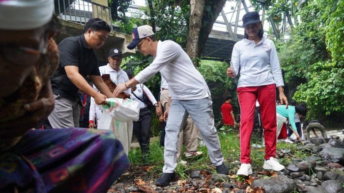 Bupati Ajak Warga Bersih-bersih di Manduang, Sambil Cek Kesehatan, Bagi-bagi Kaca Mata Gratis