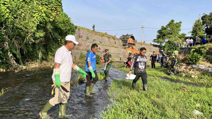 Antisipasi Bencana, Buleleng Bali Gelar Gerakan Penanaman Pohon dan Pembersihan Sungai Secara Masif