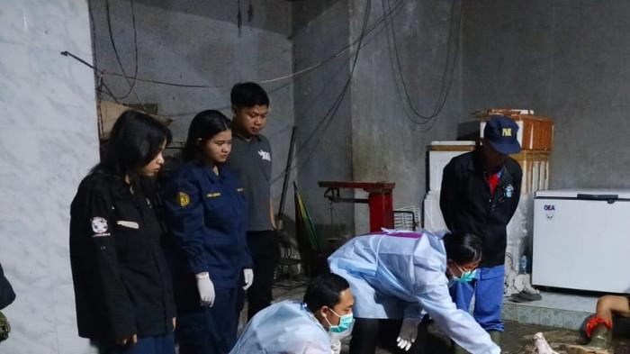 

DIPERIKSA PETUGAS - Petugas Distanak Gianyar, Bali saat memeriksa kondisi daging babi untuk keperluan Hari Raya Galungan, belum lama ini.