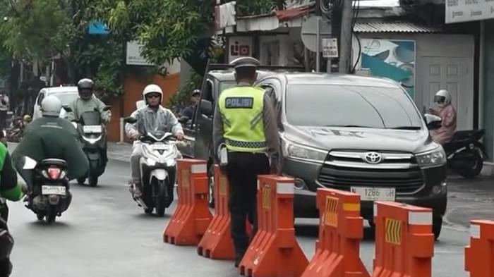 PENGALIHAN ARUS - Dinas Perhubungan Badung saat melakukan pengalihan arus lalulintas di Simpang Kerobokan pada Senin 15 Desember 2025