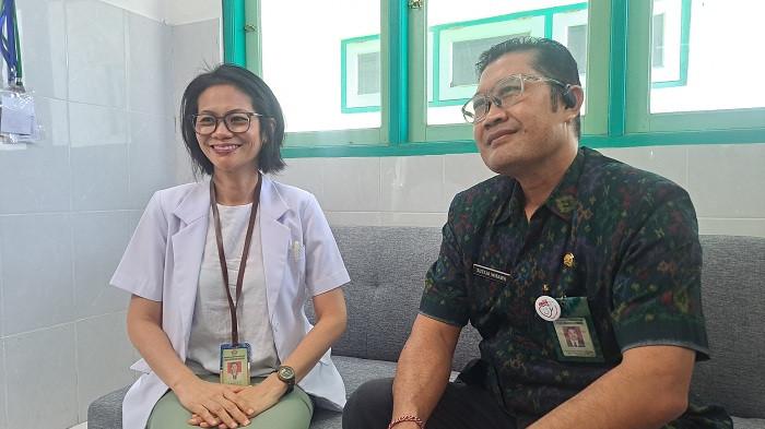 HASIL VISUM - Direktur RSUD Buleleng, dr Ketut Suteja Wibawa (kanan) didampingi Dokter Forensik RSUD Buleleng, dr Klarisa Salim (kiri) saat menjelaskan hasil visum korban panti asuhan di Buleleng. Selasa (31/3). 