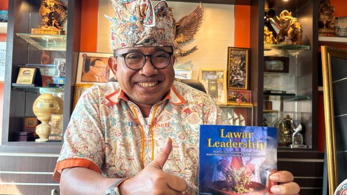 SOSOK - Direktur Utama BPR Kanti, Made Arya Amitaba, melahirkan sebuah buku dengan tajuk ‘Lawar Leadership’ berisikan filosofi tentang makna lawar dan kaitannya dalam kepemimpinan.