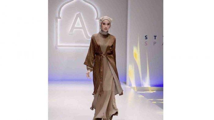 Tampil Modis, Intip 5 Ide Tren Fashion Lebaran 2022, Ada Dress Model Layer dengan Hijab Warna Senada