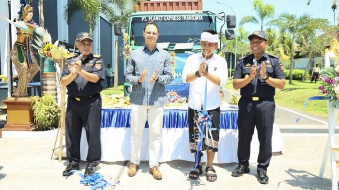 Ekspor Perdana ditandai dengan pemotongan pita serta pemecahan kendi secara simbolis oleh Kepala Kanwil Bea Cukai Bali, NTB dan NTT, Iyan Rubiyanto bersama Direktur Mitra Prodin Robert Hensby serta Wakil Bupati Jembrana, I Gede Ngurah Patriana Krisna, Kamis 16 April 2026 siang.