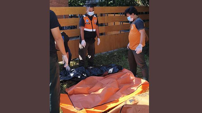 EVAKUASI - Evakuasi jenazah Hisam Adnan (30) di kawasan Jalan Pelabuhan Benoa. Ia diduga sebagai korban pengeroyokan