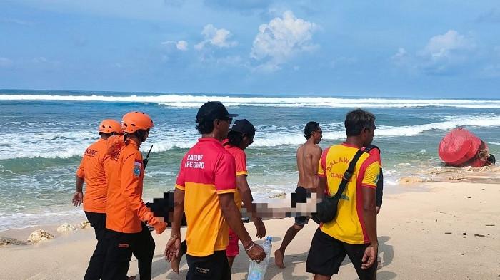 EVAKUASI - Evakuasi sesosok jenazah WNA di Pantai Nyang Nyang, Pecatu, Kuta Selatan, Kabupaten Badung, Minggu 15 Maret 2026.
