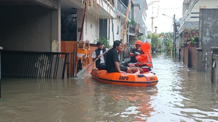 Evakuasi warga yang terdampak banjir di Perumahan Widuri Permai Denpasar. Banjir di Jalan Gunung Atena Denpasar Bali, 27 KK Terdampak, BPBD Denpasar Evakuasi Warga