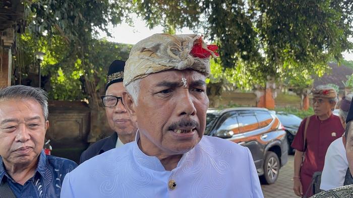 BERI KETERANGAN - Ketua Forum Kerukunan Umat Beragama (FKUB) Provinsi Bali, Ida Pengelingsir Agung Putra Sukahet saat memberikan keterangan terkait Hari Raya Nyepi yang bertepatan dengan Idul Fitri, Rabu 11 Maret 2026.
