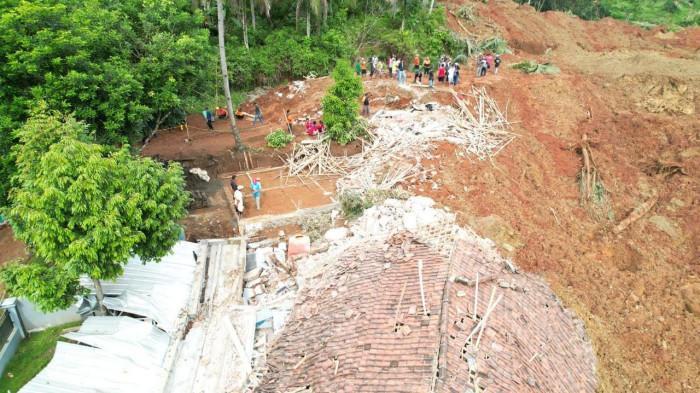 KONDISI LONGSOR - Foto udara kondisi longsor di Dusun Tarukan dan Dusun Cibuyut, Desa Cibeunying, Kecamatan Majenang, Kabupaten Cilacap, Jumat, 13 November 2025.